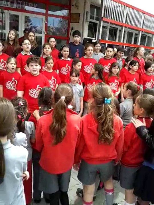 Ah les crocococo! çocuklar fransiz sarkini soylüyorlar