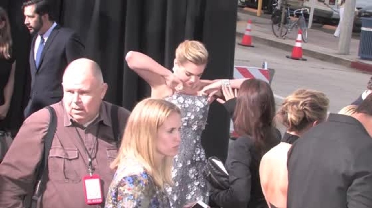 Kate upton, in schwierigkeiten, bei der "die schadenfreundinnen" premiere
