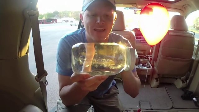 Un ballon gonflé à l'Hélium dans une voiture...Expérience cool!