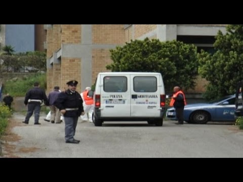 Napoli - Trovato impiccato nel cortile di una scuola -1- (22.04.14)