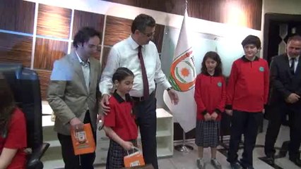 Güvenc koltuğunu çocuklara bıraktı