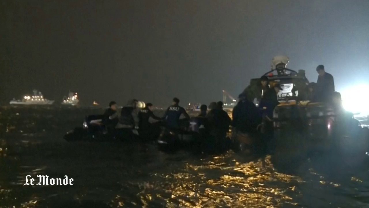 Ferry naufragé : les recherches sous-marines continuent en Corée du Sud