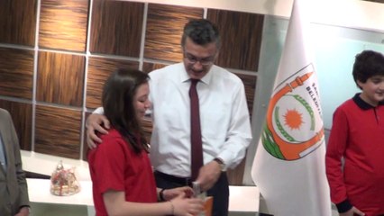 BAŞKAN GÜVENÇ MİNİK BAŞKANA KOLTUĞUNU VERDİ