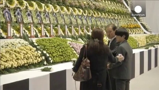 Un inmenso altar de fotos y flores recuerda en Ansan a los alumnos y profesores fallecidos en el naufragio del Sewol