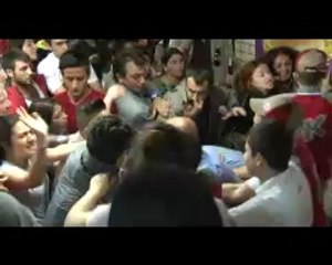 Kadın eylemciler, fast food çalışanlarıyla kavga etti