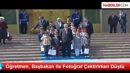 Öğretmen, Başbakan ile Fotoğraf Çektirirken Düştü