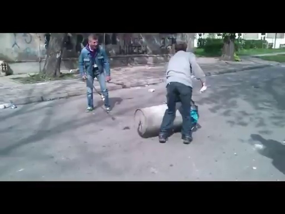 Polonya'da Çöp Kutusundan Bazuka ( Bazooka from Dumpster in Poland)