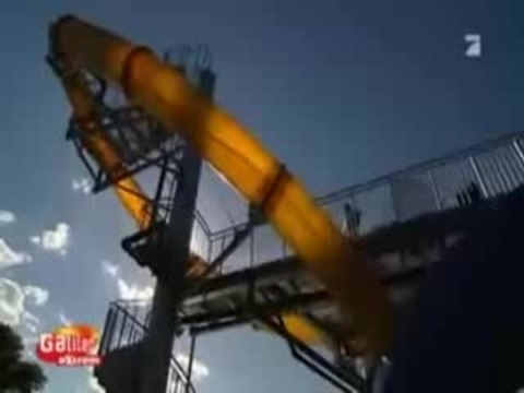 Un toboggan looping qui vous fait descendre à pic