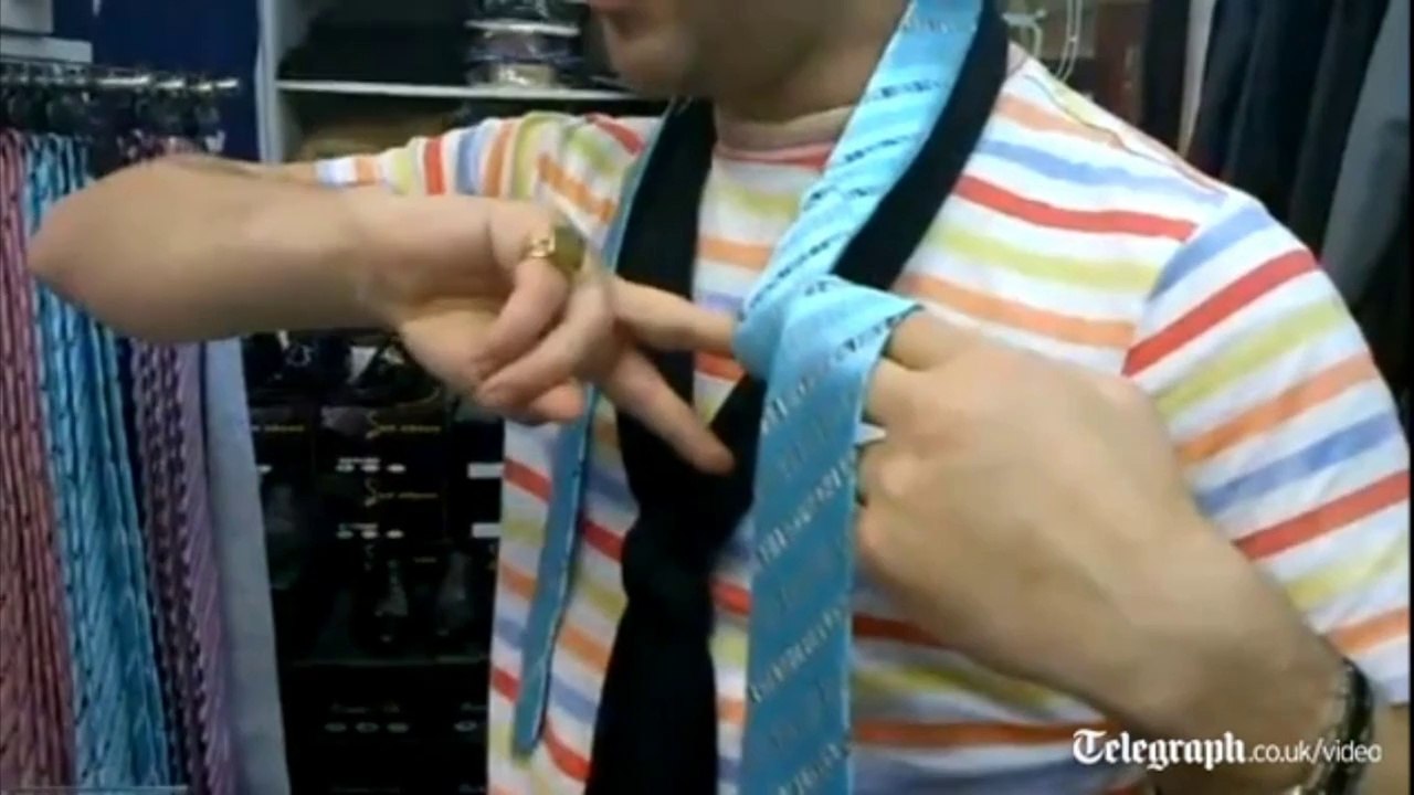 Uitati de metodele complicate, pas cu pas, care va invata cum sa faceti un nod la cravata.