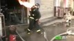 Un pompier chinois transporte une bouteille de gaz en feu