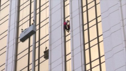 L'homme araignée français a escaladé une tour à Macao