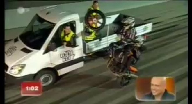 Changer la roue de moto en roulant