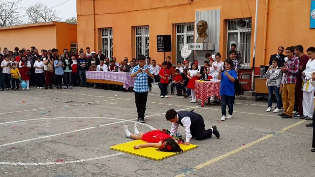 MEDRESEÖNÜ İLKÖĞRETİM 23 NİSAN -YİĞİT VE ELA