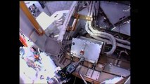 Astronautas americanos caminham no espaço