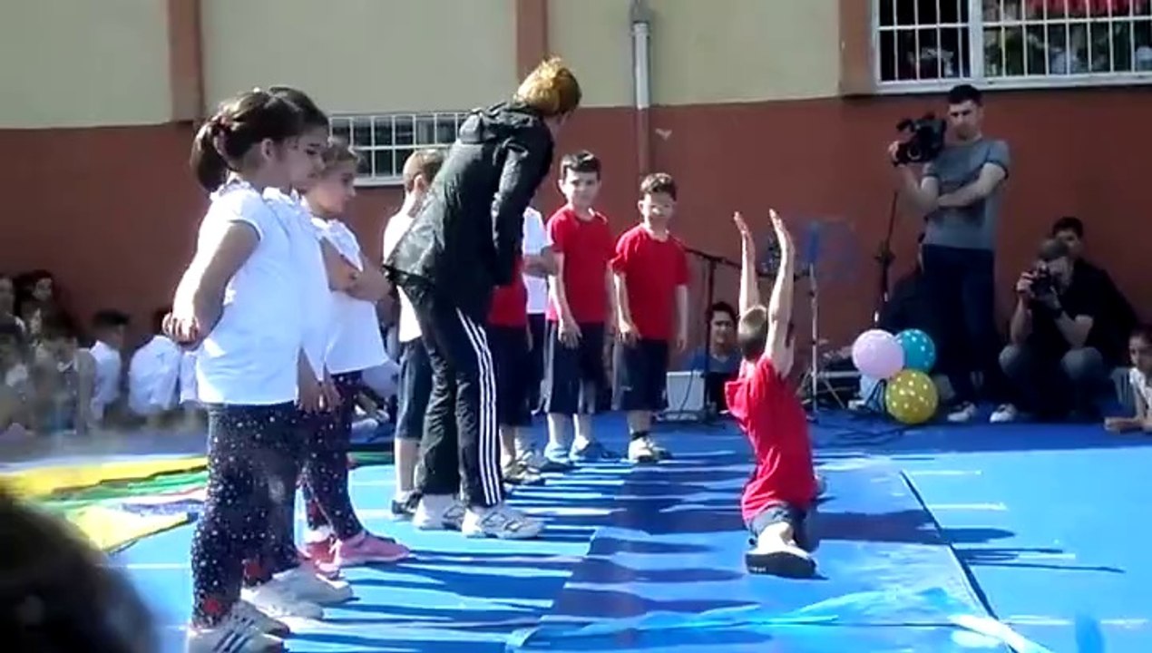 ECZACI FADİME BOLKAN 2 A SINIFI JİMNASTİK ETKİNLİĞİ 23 NİSAN GÖSTERİSİ