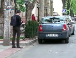 VIDEO Ghinion pentru un sofer din capitala S-a trezit cu geamul spart dupa ce a cazut o creanga peste el