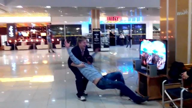 Un russe essaye le casque Oculus Rift dans un magasin