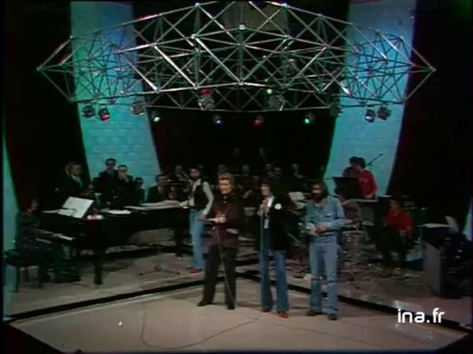 Charles Trenet  "Ne cherchez pas dans les pianos"