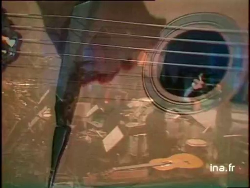 Enrico Macias à la guitare