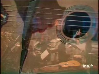 Enrico Macias à la guitare