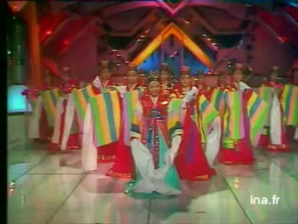 La compagnie coréenne Kim Baig-Bong "Danse de la couronne de fleurs"