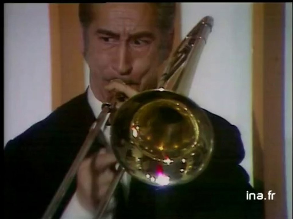 L'orchestre de Jean Morlier et un groupe de danseurs