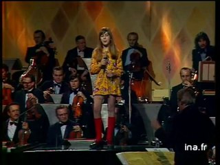 Marie Véronique "Maman, il me fait les yeux doux"