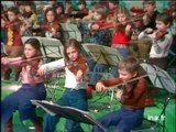 Un orchestre d'enfants dirigé par Alfred Loewenguth