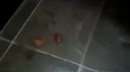 Elle se fait caca dans les mains en public... (Dégueulasse)