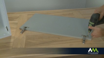 Comment fixer une façade sans cadre sur un meuble de cuisine ?