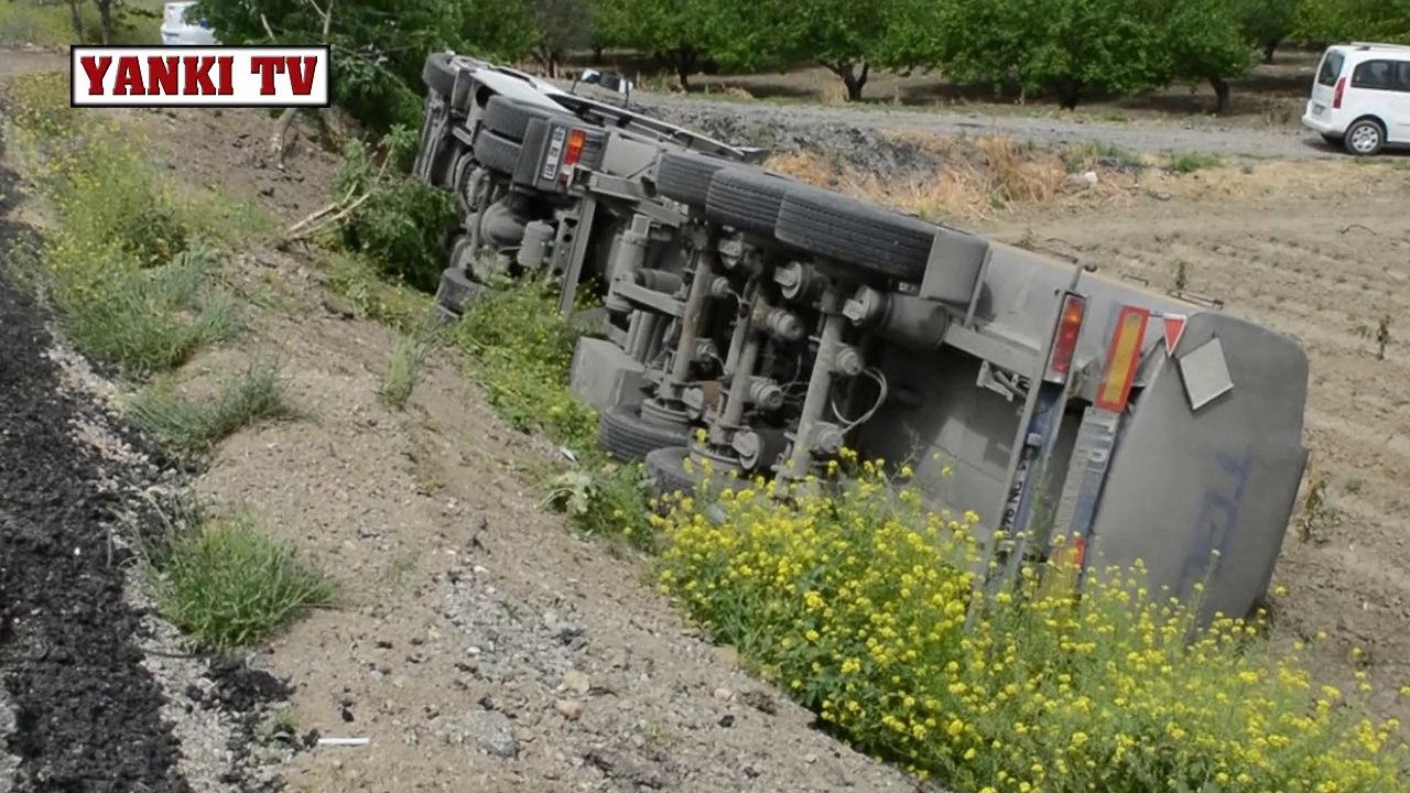TIR TARLAYA DEVRİLDİ