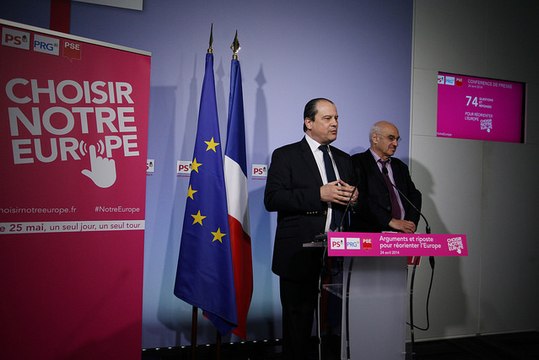 Conférence de presse de présentation des argumentaires «74 questions et réponses pour réorienter l'Europe» avec J.-C. Cambadélis et H. Weber
