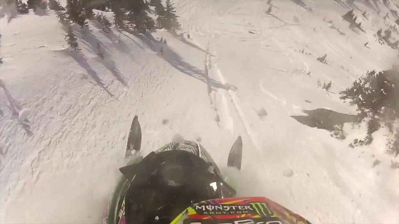 Sauter d'une falaise en Motoneige!