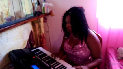 teri moise je serai la - princess kinzy avec son style au piano