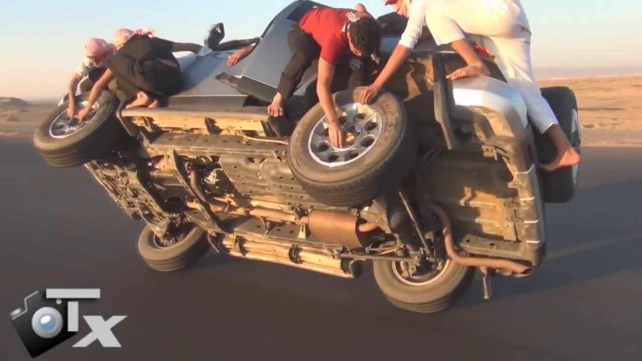 Changer les roues d'une voiture en roulant! Dingue...
