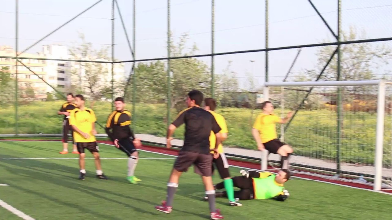 Vurursa gol olur. Imam suut ama kaleci Cem aciyi iyi daraltiyor.