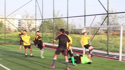 Vurursa gol olur. Imam suut ama kaleci Cem aciyi iyi daraltiyor.