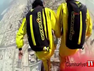 828 metrelik Burj Halife gökdeleninden atlayarak rekor kırdılar