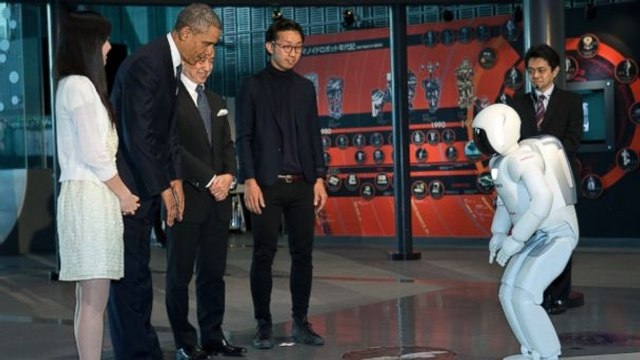 Barack Obama joue au foot avec un robot japonais - 24/04