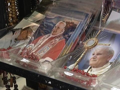 Canonisation à Rome: le business papal - 24/04
