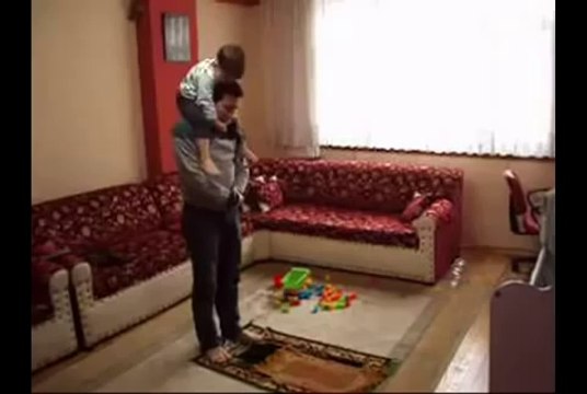 Namaz kılarken babasının sırtına çıkan çocuk