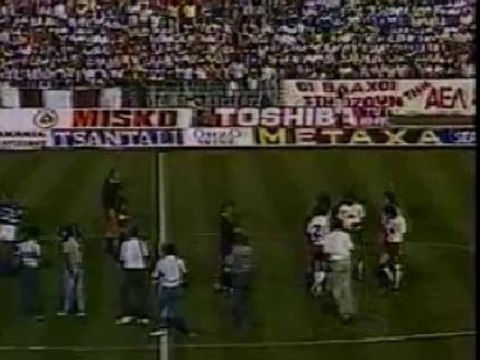 Οι βλάχοι στηρίζουν την ΑΕΛ (Πανό στο ΑΕΛ-Σαμπντόρια Κυπελλούχων 1985-86)