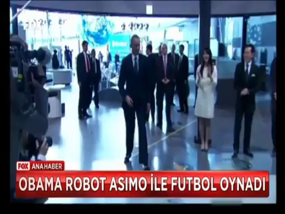 Barack Obama robot Asimo ile futbol oynadı