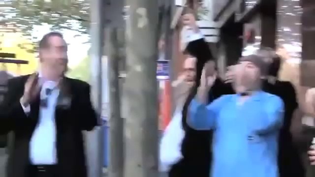 Cet homme pète un câble et explose sa voiture