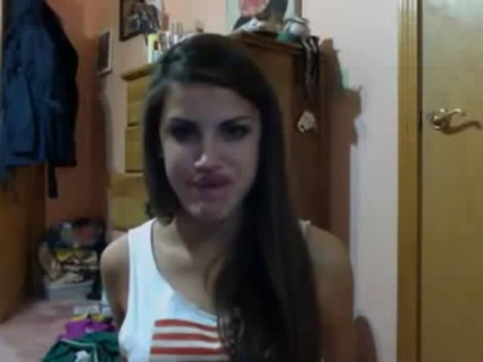 Cette fille sexy danse avec sa langue !