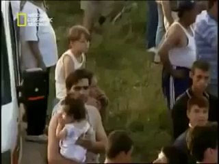 Femme courageuse sauve un bébé de la mort incroyable