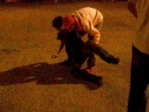 Mec bourré qui chute spectaculairement