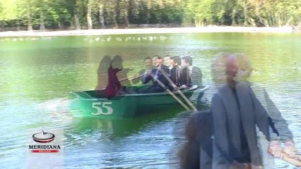 Show del Sindaco al laghetto di Villa Borghese, Marino fa il gondoliere