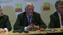 Vargas Llosa critica Chávez e fala da crise venezuelana