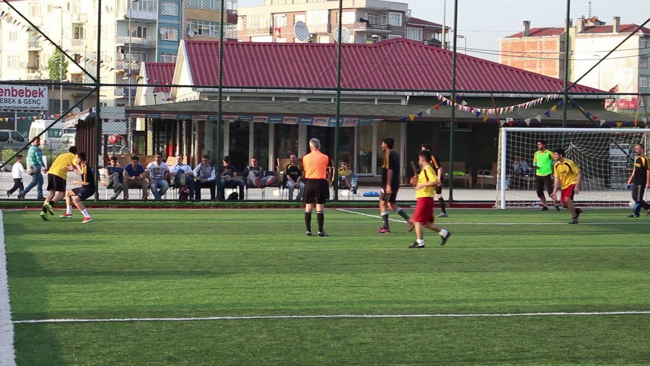 Aykut'tan şık çalım.Pası Uğur'a,Uğur Şuut ve Goooool.